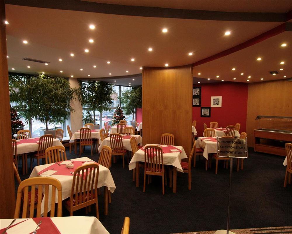 פראג Luxury Family Hotel Bila Labut מסעדה תמונה