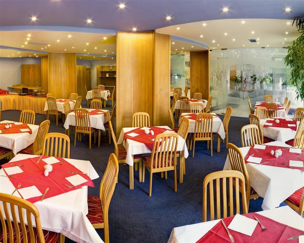 פראג Luxury Family Hotel Bila Labut מסעדה תמונה