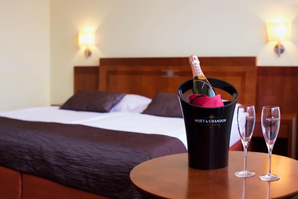 פראג Luxury Family Hotel Bila Labut חדר תמונה